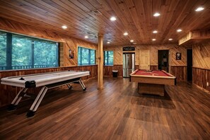 Game room - Blue Ridge Lodge Hocking Hills: Accessible Luxury (Logan)