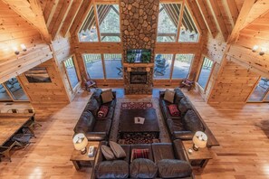 Smart TV, chimenea, reproductor de DVD y libros 