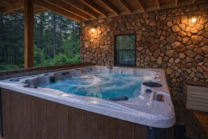 Outdoor spa tub - Blue Ridge Lodge Hocking Hills: Accessible Luxury (Logan)