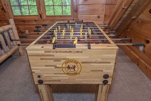 Games room - Black Bear Hideaway: Luxury Lodge in Hocking Hills (Rockbridge)