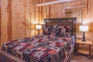 6 bedrooms, desk, free WiFi, bed sheets - Black Bear Hideaway: A bear-themed cozy and pet friendly lodge in Hocking Hills (Rockbridge)