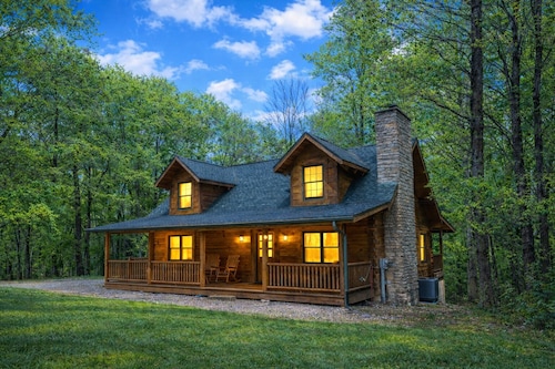 Black Bear Hideaway: A bear-themed pet-friendly 5 bedroom lodge in Hocking Hills