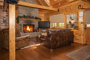 Televisie, een open haard, een dvd-speler en tafelvoetbal