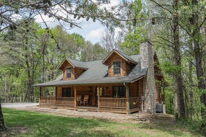 Exterior - Black Bear Hideaway: Luxury Lodge in Hocking Hills (Rockbridge)