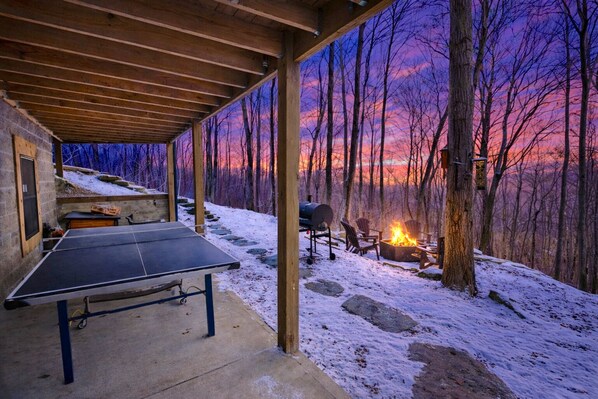 Outdoor dining - Black Bear Hideaway: Luxury Lodge in Hocking Hills (Rockbridge)