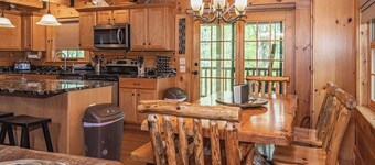 Black Bear Hideaway: A bear-themed cozy and pet friendly lodge in Hocking Hills