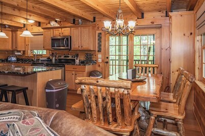 Black Bear Hideaway-Lodge-Baño Privado-Vista al bosque