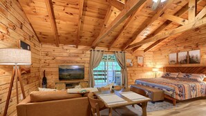TV, DVD player - The Lakota: King bed + hot tub in Hocking Hills (South Bloomingville)