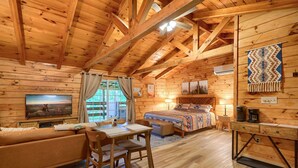 TV, DVD player - The Lakota: King bed + hot tub in Hocking Hills (South Bloomingville)