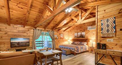 The Lakota: King bed + hot tub in Hocking Hills