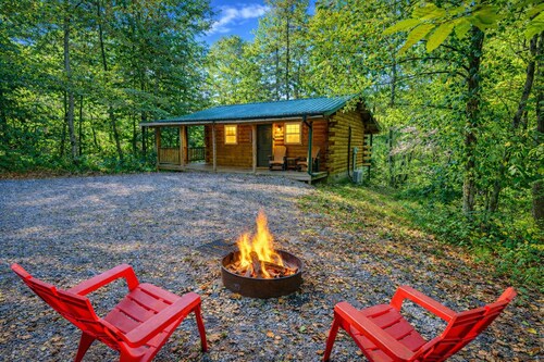 The Lakota: Privately situated couples cabin w/hot tub + king bed: Hocking Hills