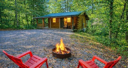 The Lakota: Privately situated couples cabin w/hot tub + king bed: Hocking Hills
