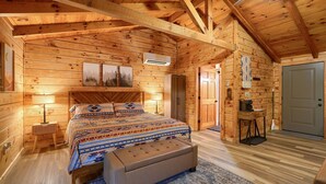 1 bedroom, bed sheets - The Lakota: King bed + hot tub in Hocking Hills (South Bloomingville)