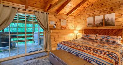 The Lakota: Privately situated couples cabin w/hot tub + king bed: Hocking Hills