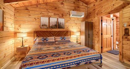 The Lakota: King bed + hot tub in Hocking Hills