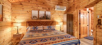 The Lakota: King bed + hot tub in Hocking Hills