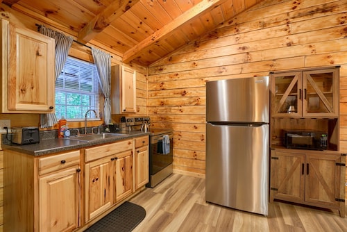 The Lakota: King bed + hot tub in Hocking Hills