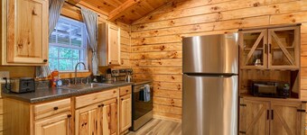 The Lakota: King bed + hot tub in Hocking Hills