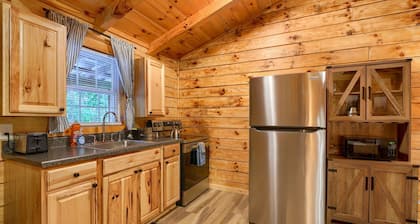 The Lakota: King bed + hot tub in Hocking Hills