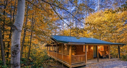 The Lakota: Privately situated couples cabin w/hot tub + king bed: Hocking Hills