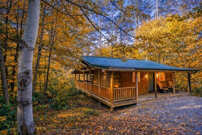 The Lakota: Privately situated couples cabin w/hot tub + king bed: Hocking Hills