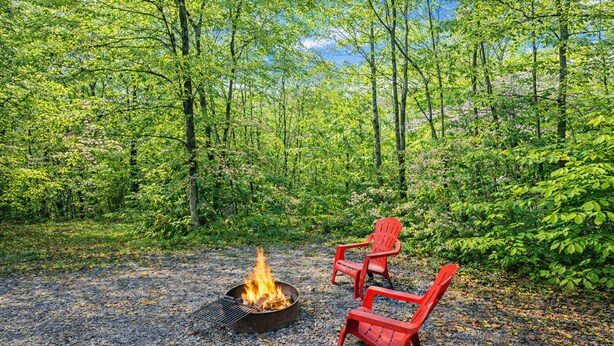 Property grounds - The Lakota: King bed + hot tub in Hocking Hills (South Bloomingville)