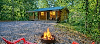 The Lakota: King bed + hot tub in Hocking Hills