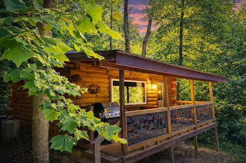 Bearadise Cove: Pet friendly + private couples cabin w/hot tub in Hocking Hills