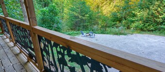 Bearadise Cove: Pet friendly + private couples cabin w/hot tub in Hocking Hills