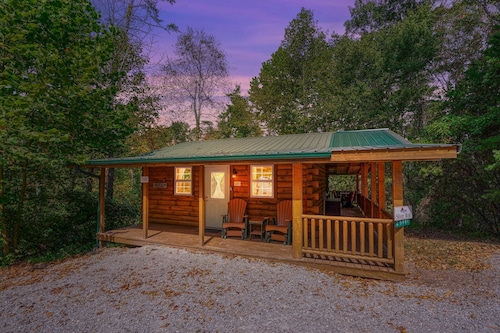 Silver Wolf: Privately situated + Pet friendly cabin w/hot tub in Hocking Hills