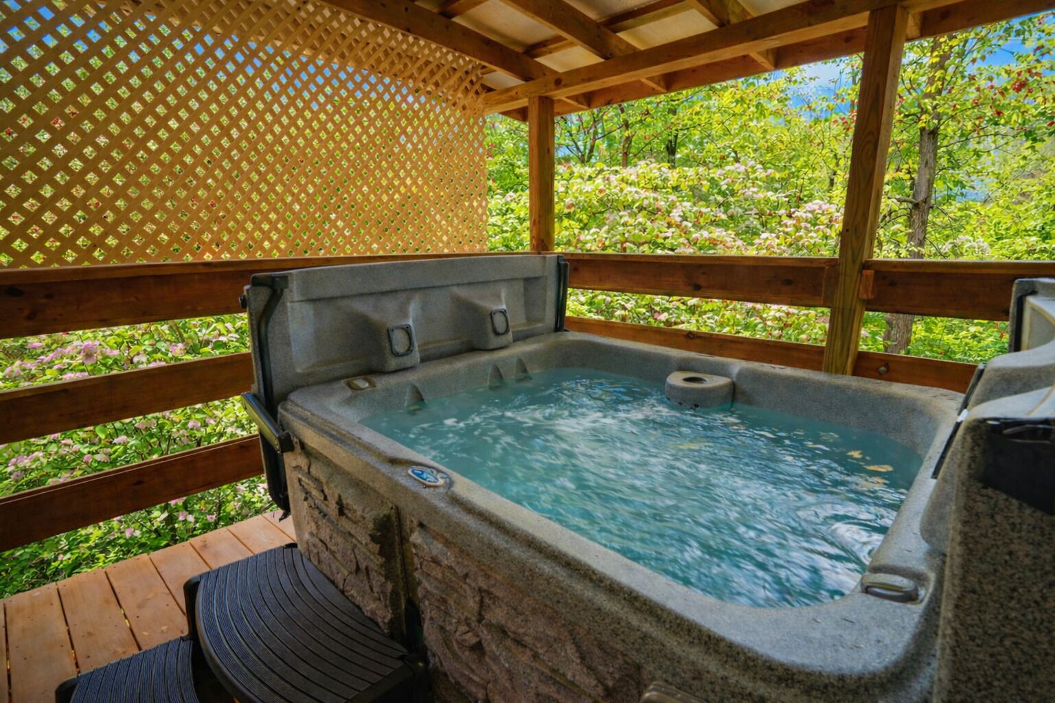 Bañera de hidromasaje al aire libre