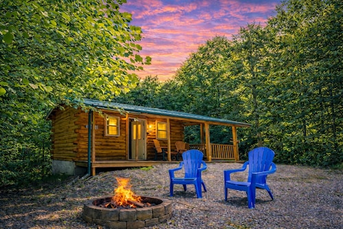 Silver Wolf: Privately situated + Pet friendly cabin w/hot tub in Hocking Hills