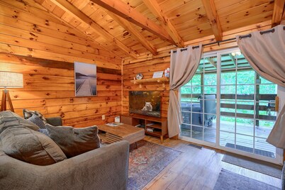 Silver Wolf: Privately situated + Pet friendly cabin w/hot tub in Hocking Hills