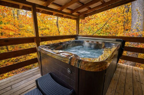 Nature's Paradise: Pet friendly Private couples cabin w/hot tub in Hocking Hills