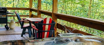 Nature's Paradise: Pet friendly Private couples cabin w/hot tub in Hocking Hills