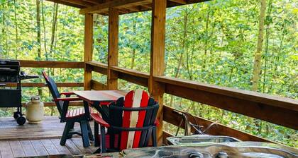 Nature's Paradise: Pet friendly Private couples cabin w/hot tub in Hocking Hills