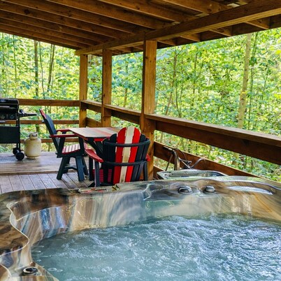Nature's Paradise: Pet friendly Private couples cabin w/hot tub in Hocking Hills