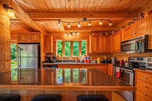 Coffee/tea maker, fridge, microwave, oven - Pumpkin Ridge Resort: 2 spaces for one rate (New Plymouth)