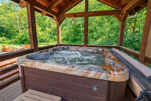 Outdoor spa tub - Pumpkin Ridge Resort: 2 spaces for one rate (New Plymouth)