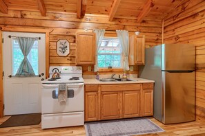 Fridge, microwave, oven, stovetop - Yesteryear: Private + Handicap accessible couples cabin in Hocking with hot tub! (South Bloomingville)