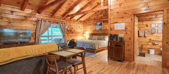 Yesteryear: Private + Handicap accessible couples cabin in Hocking with hot tub!