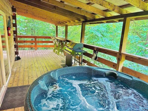 Outdoor spa tub - Yesteryear: Private + Handicap accessible couples cabin in Hocking with hot tub! (South Bloomingville)