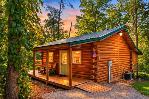 Yesteryear: Accessible Couples Cabin in Hocking Hills with Private Hot Tub
