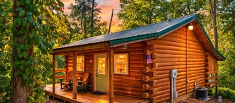 Yesteryear: Accessible Couples Cabin in Hocking Hills with Private Hot Tub