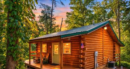 Yesteryear: Accessible Couples Cabin in Hocking Hills with Private Hot Tub