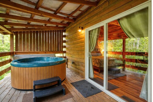 Yesteryear: Private + Handicap accessible couples cabin in Hocking with hot tub!