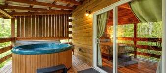 Yesteryear: Private + Handicap accessible couples cabin in Hocking with hot tub!