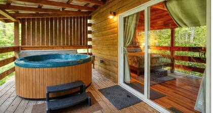 Yesteryear: Private + Handicap accessible couples cabin in Hocking with hot tub!