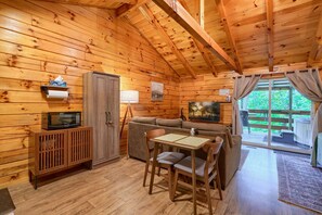 TV, DVD player - Trail Ridge: Pet friendly cabin in Hocking Hills (South Bloomingville)