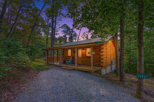 Trail Ridge: Pet friendly + private couples cabin w/hot tub in Hocking Hills
